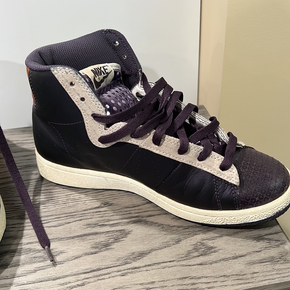 Nikes - Picture 2 of 4